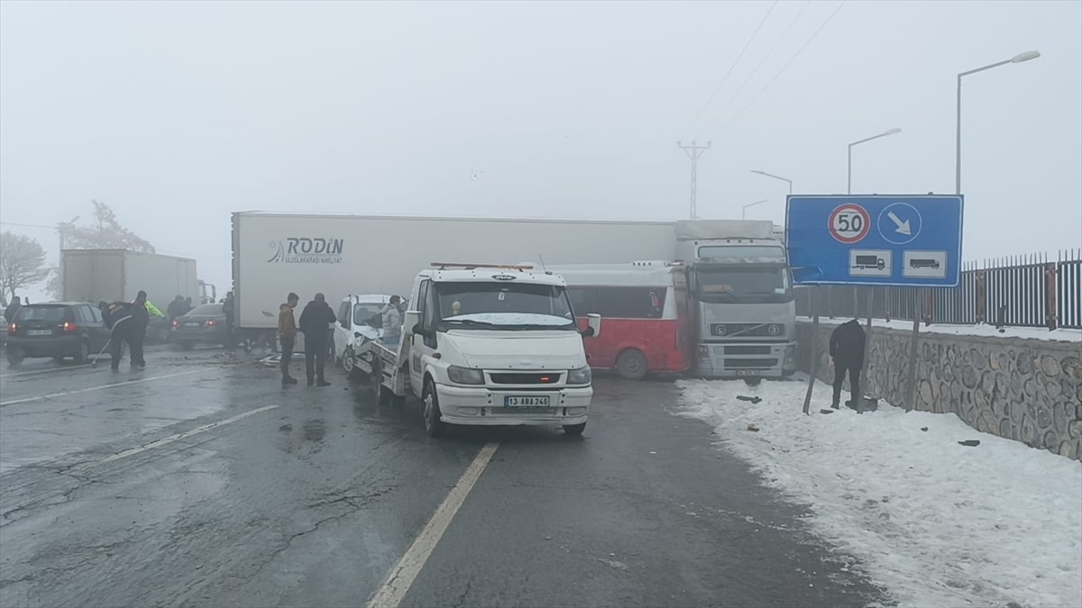 Bitlis'te 23 araçlık zincirleme kaza: 31 kişi yaralandı