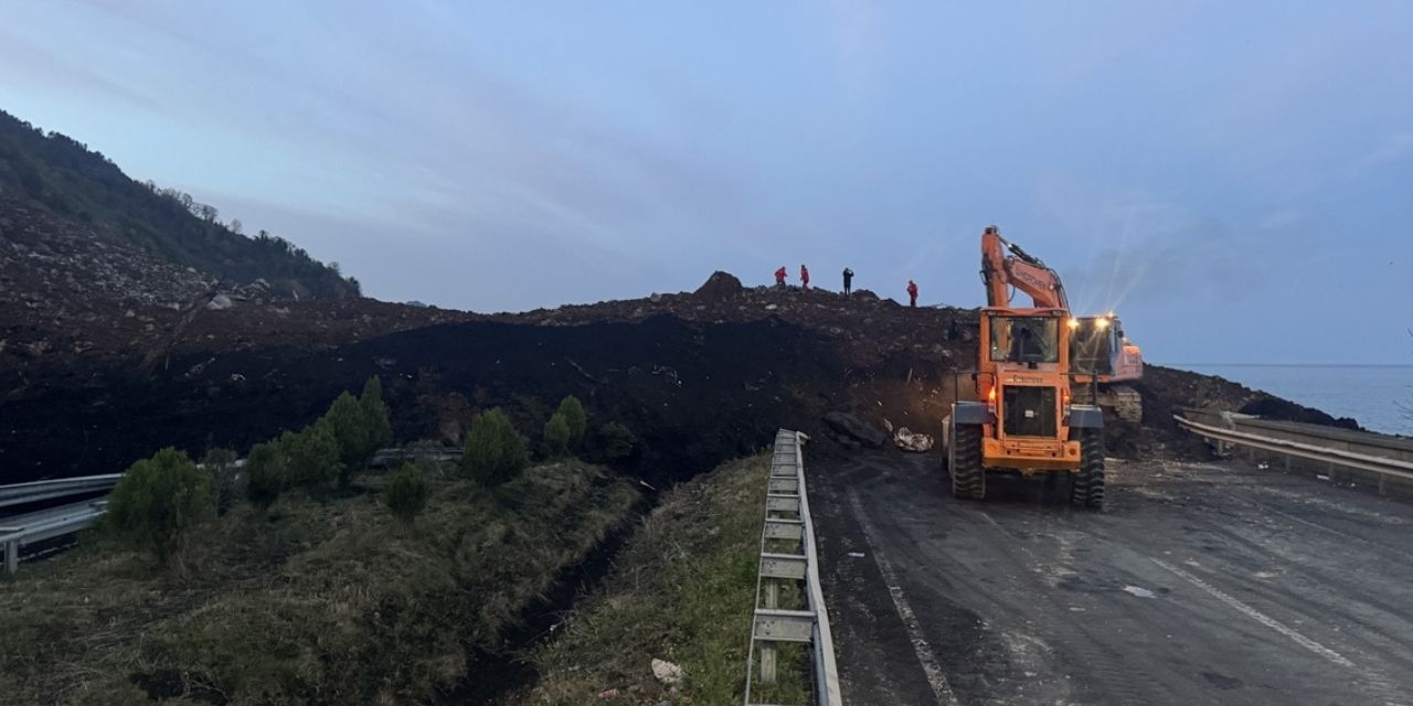 Artvin'de heyelan: Karadeniz Sahil Yolu ulaşıma kapandı