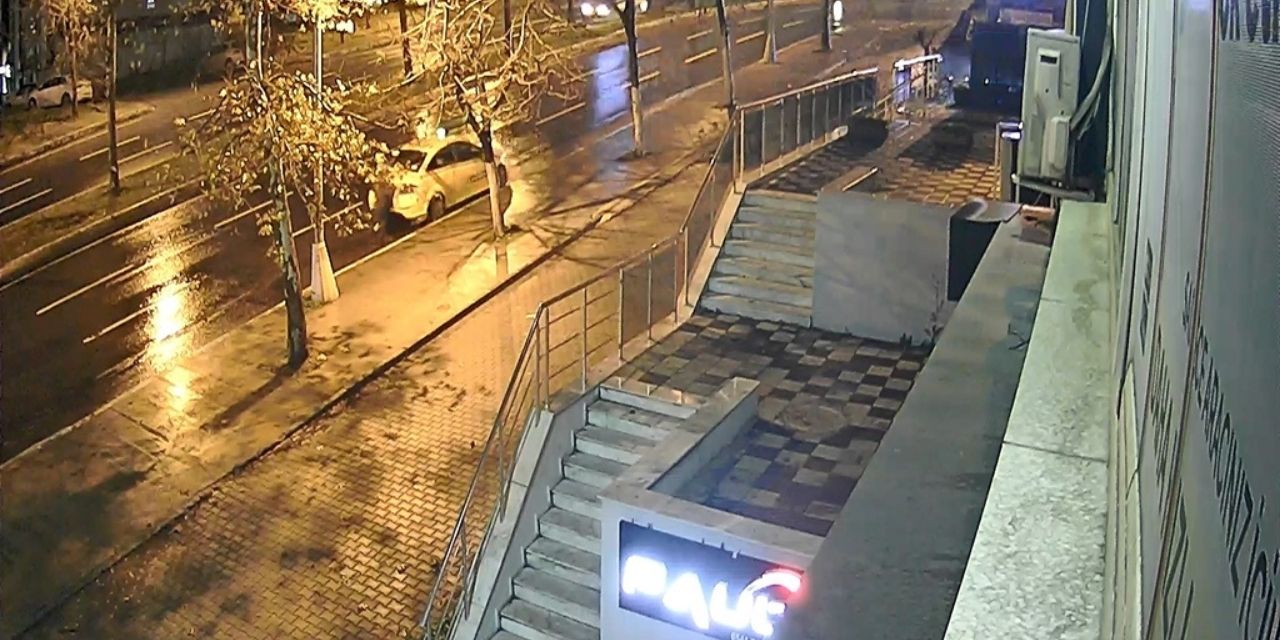 El frenini çekmeyi unuttu, taksiyi durdurmaya çalışırken altında kalıp öldü