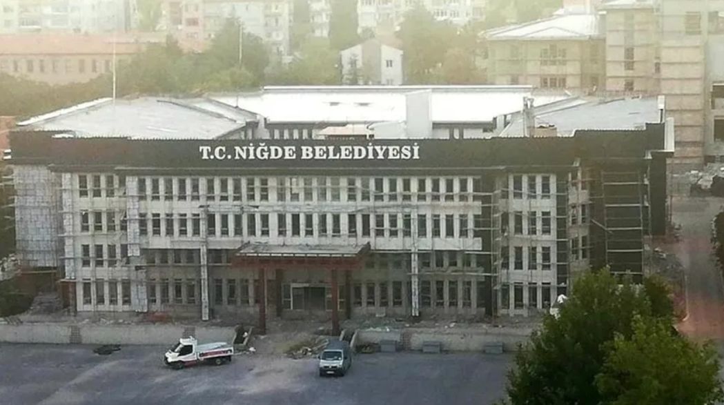 MHP istedi, AKP'li Niğde Belediyesi tabelaya TC'yi yeniden yazdı