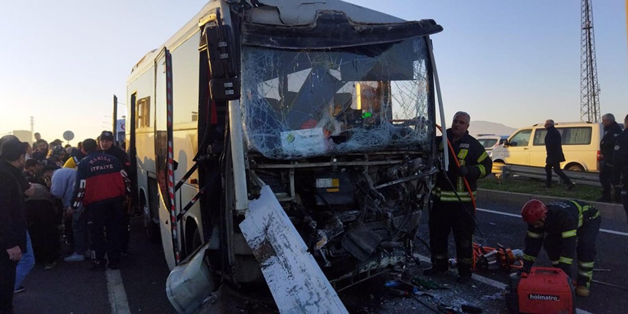 Manisa'da işçi servisi TIR'a çarptı, 22 kişi yaralandı