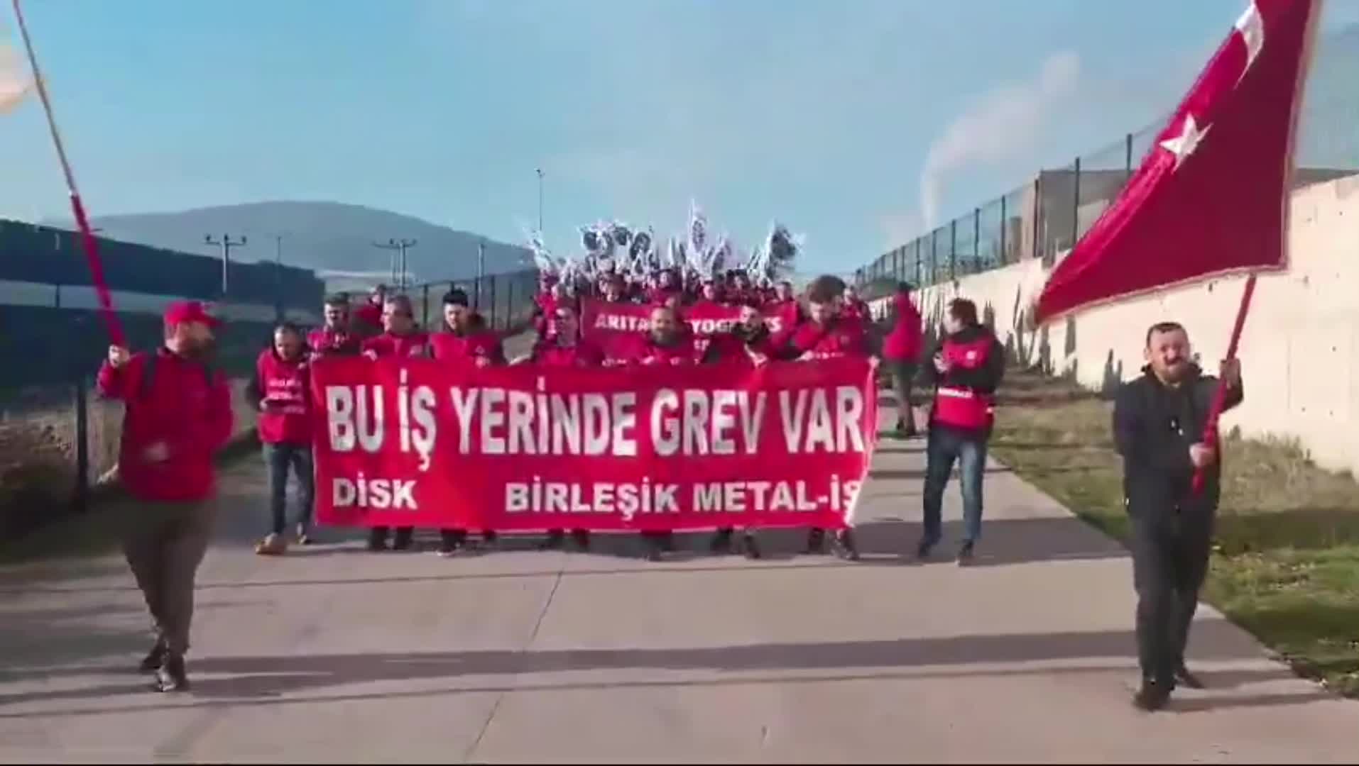 Erdoğan'ın "erteleme" kararına rağmen metal işçileri bir fabrikada da daha grev çıktı