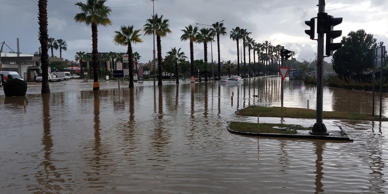 Antalya'da yağış nedeniyle mahsur kalan 236 kişi tahliye edildi