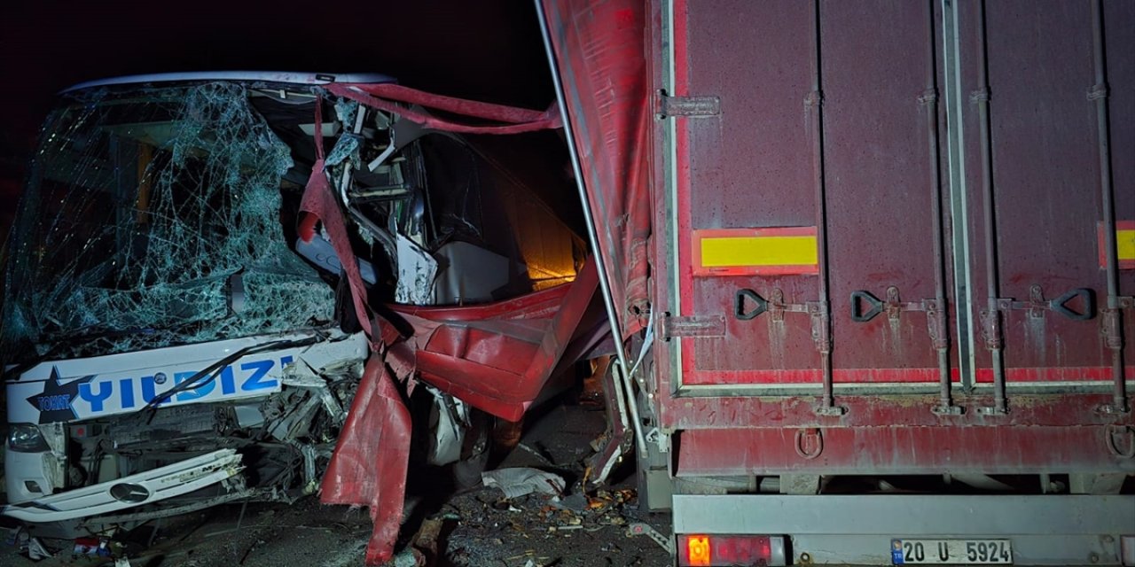 Afyonkarahisar'da tır ile yolcu otobüsü çarpıştı, 18 kişi yaralandı