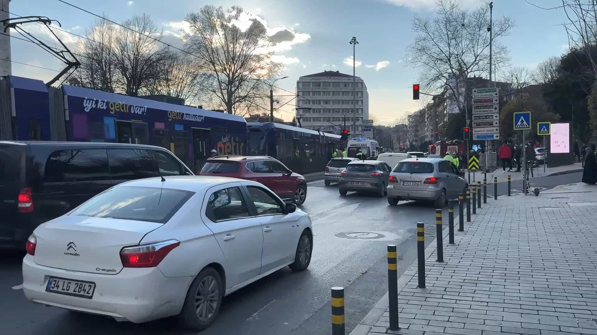 Beyoğlu'nda 79 yaşındaki adam tramvayın altında kaldı