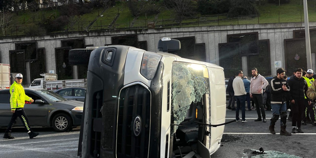 TEM Otoyolu’nda öğrenci servisi devrildi, 10 kişi yaralandı