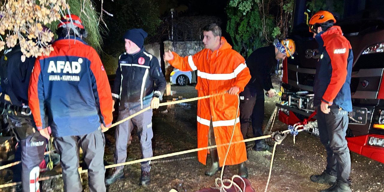 Antalya'da falezlerden denize düşen otomobil için arama başlatıldı