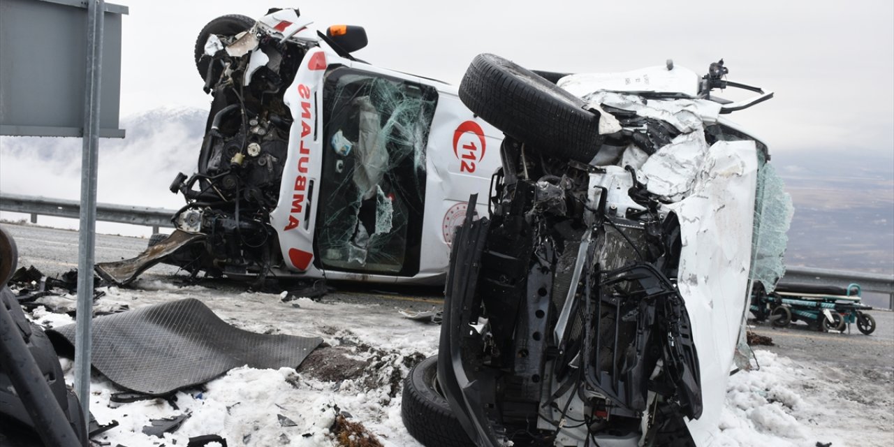 Malatya'da ambulansla kamyonet çarpıştı: 7 yaralı