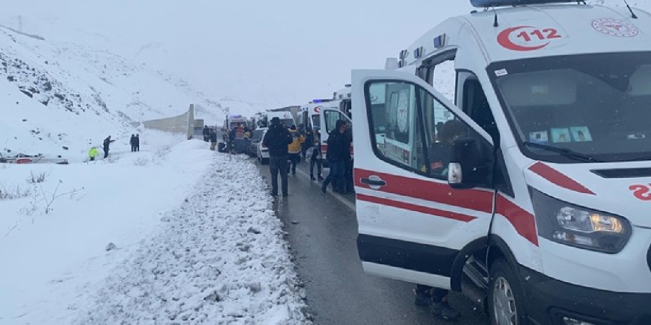 Erzincan'da yolcu otobüsü şarampole devrildi