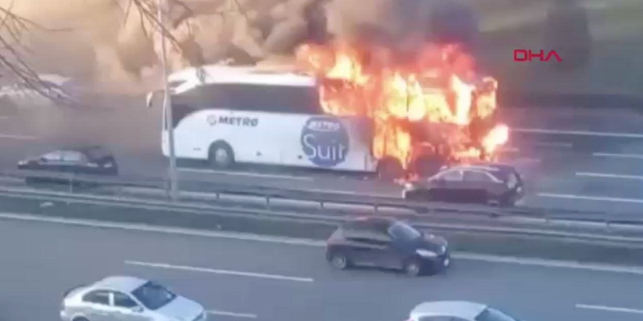 Bağcılar'da yolcu otobüsü yandı