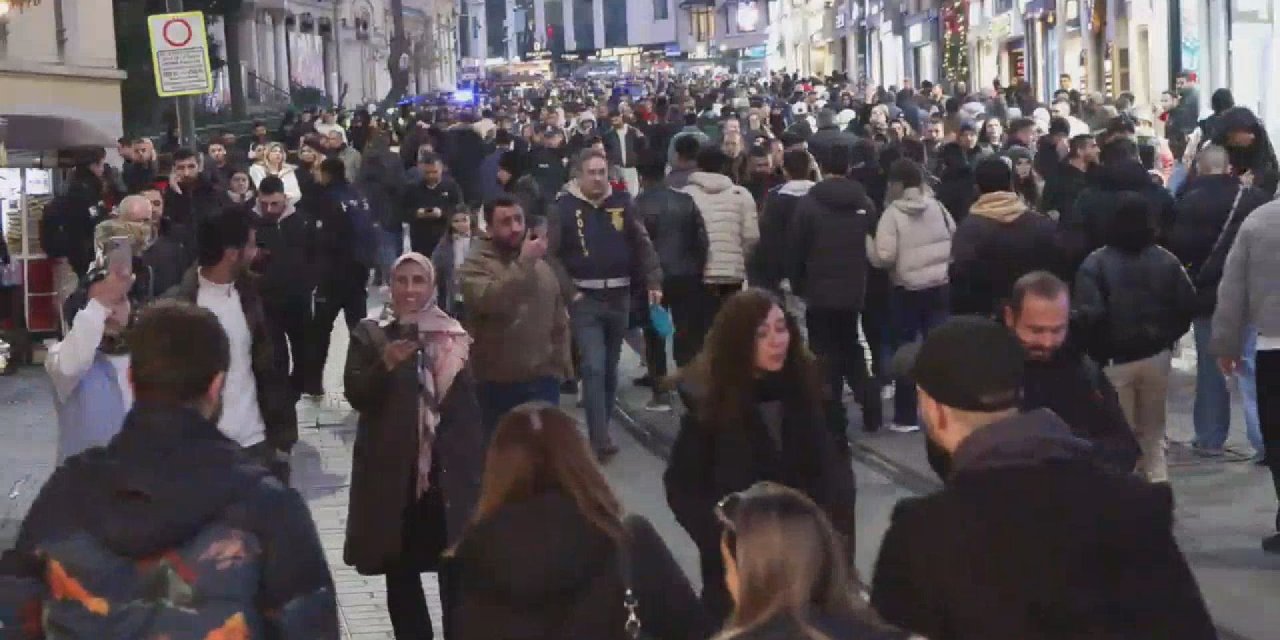 Yeni yıla saatler kala İstiklal Caddesi'nde kalabalık artıyor