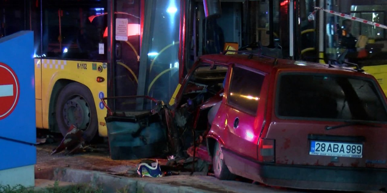 Eyüpsultan’da otomobil ile İETT otobüsü çarpıştı: 2 kişi öldü