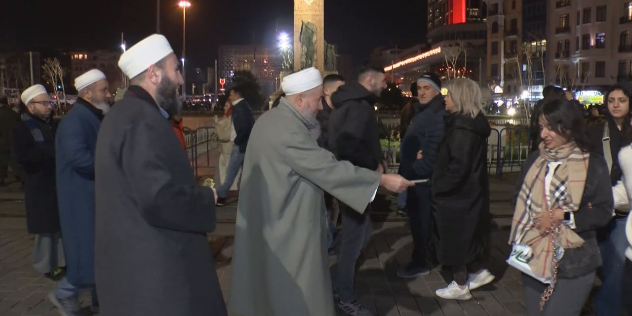 Tebliğciler, Taksim'de yılbaşını kutlayanları taciz etti