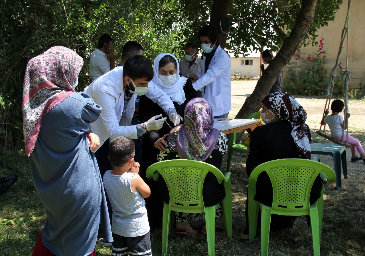 Köy muhtarından Türkçe-Kürtçe aşı anonsu
