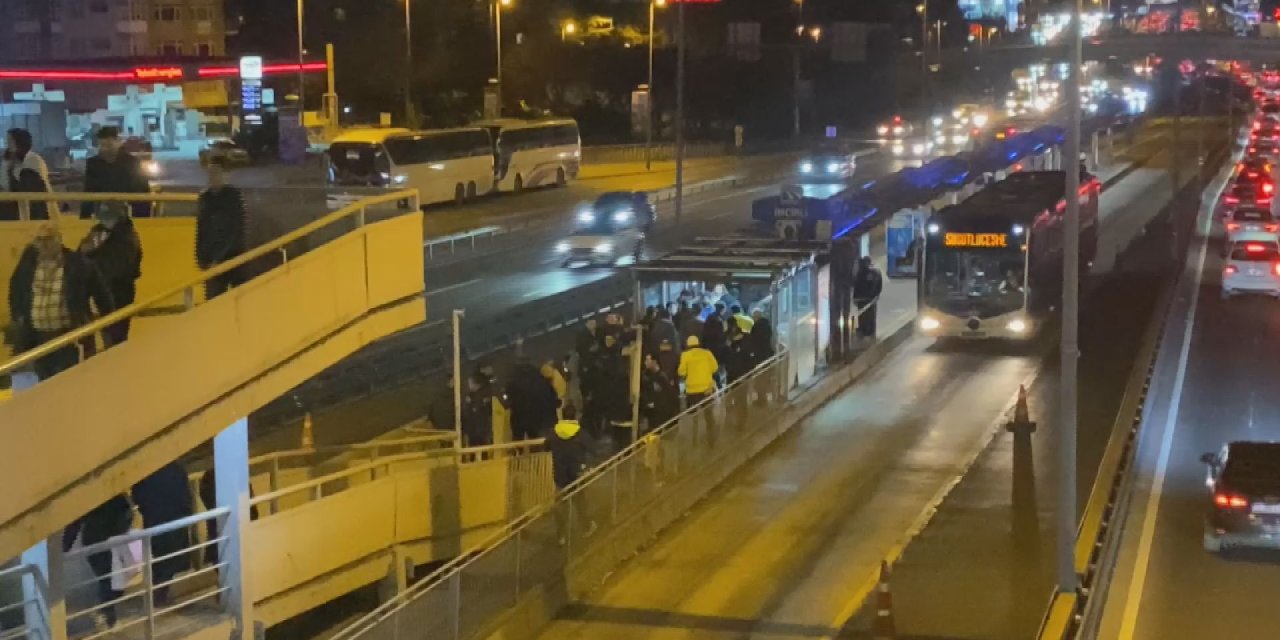 Alkollü bir kişi metrobüsün içinde rastgele ateş etti