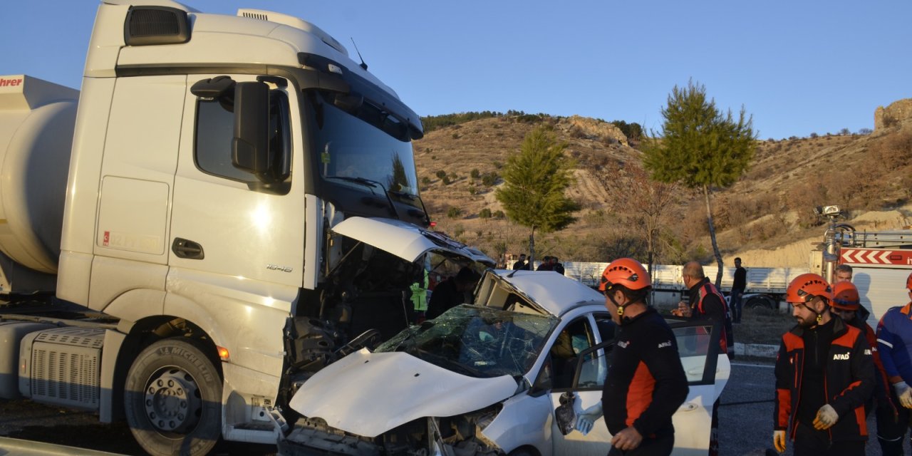 Akaryakıt tankeri ile otomobil çarpıştı: 3 kişi öldü, 4 kişi yaralandı