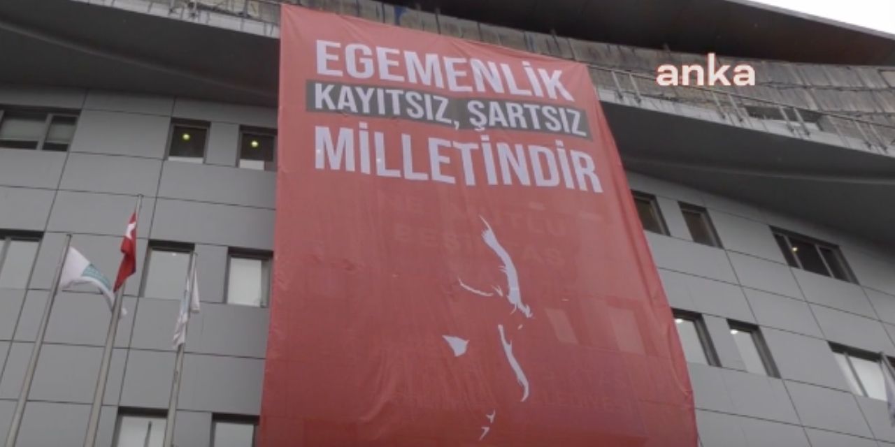 Beşiktaş Belediyesi'ne dev pankart: Egemenlik kayıtsız, şartsız milletindir