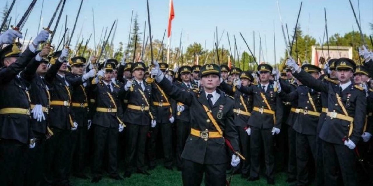 Teğmenler, savunmalarını yapmak üzere Kara Kuvvetleri Komutanlığında