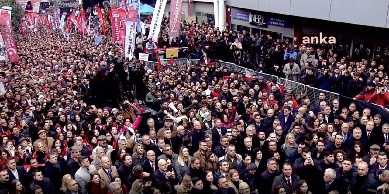 Binler Beşiktaş'ta: Beşiktaş Belediyesi önünde büyük miting