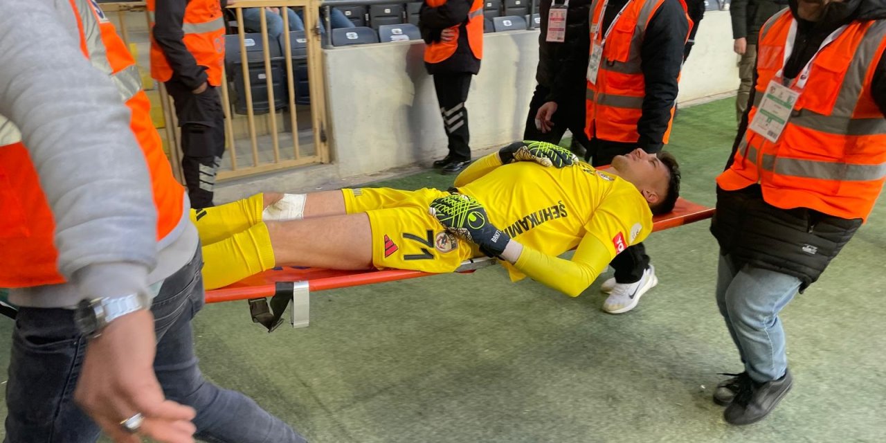Maçta sakatlanan Gaziantep FK kalecisi Bozan hastaneye kaldırıldı