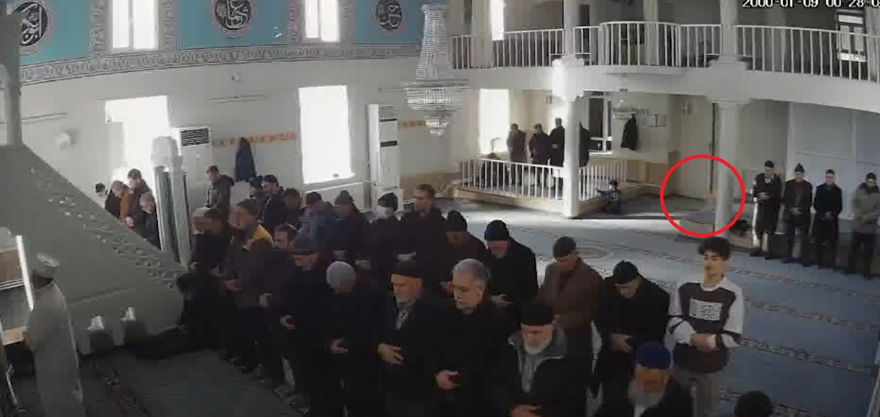Elazığ'da cemaat namaz kılarken, bir çocuk caminin içine torpil attı