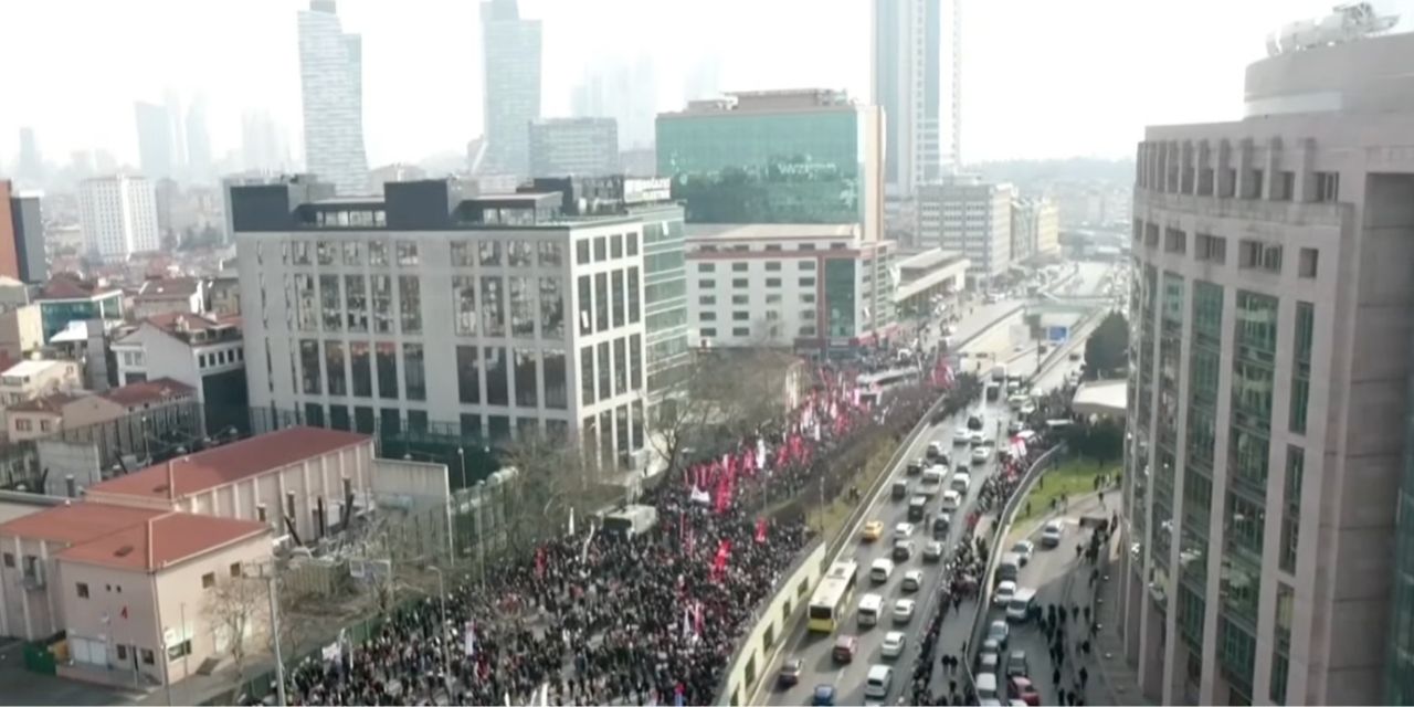 İmamoğlu'nun otobüsünün geçişi engellendi, polis İstanbullulara müdahale etti