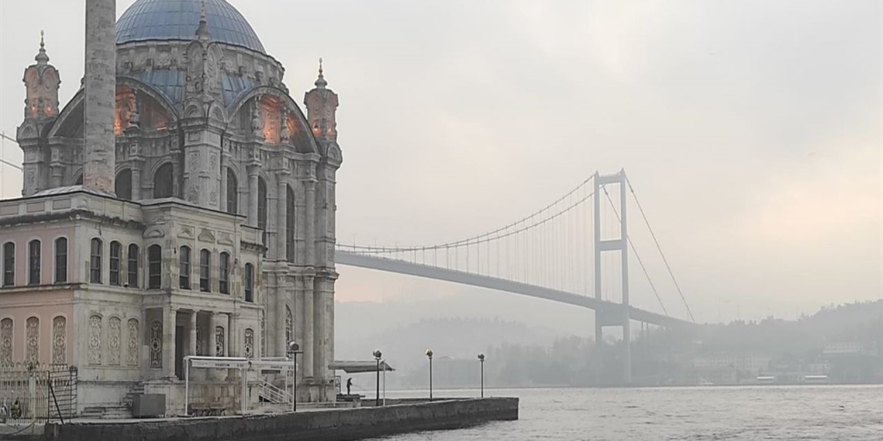 İstanbul'da sis: Boğaz çift yönlü gemi trafiğine kapatıldı