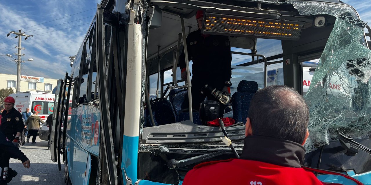 Rampada geri kayan kum yüklü kamyon, otobüse çarptı: 11 kişi yaralandı