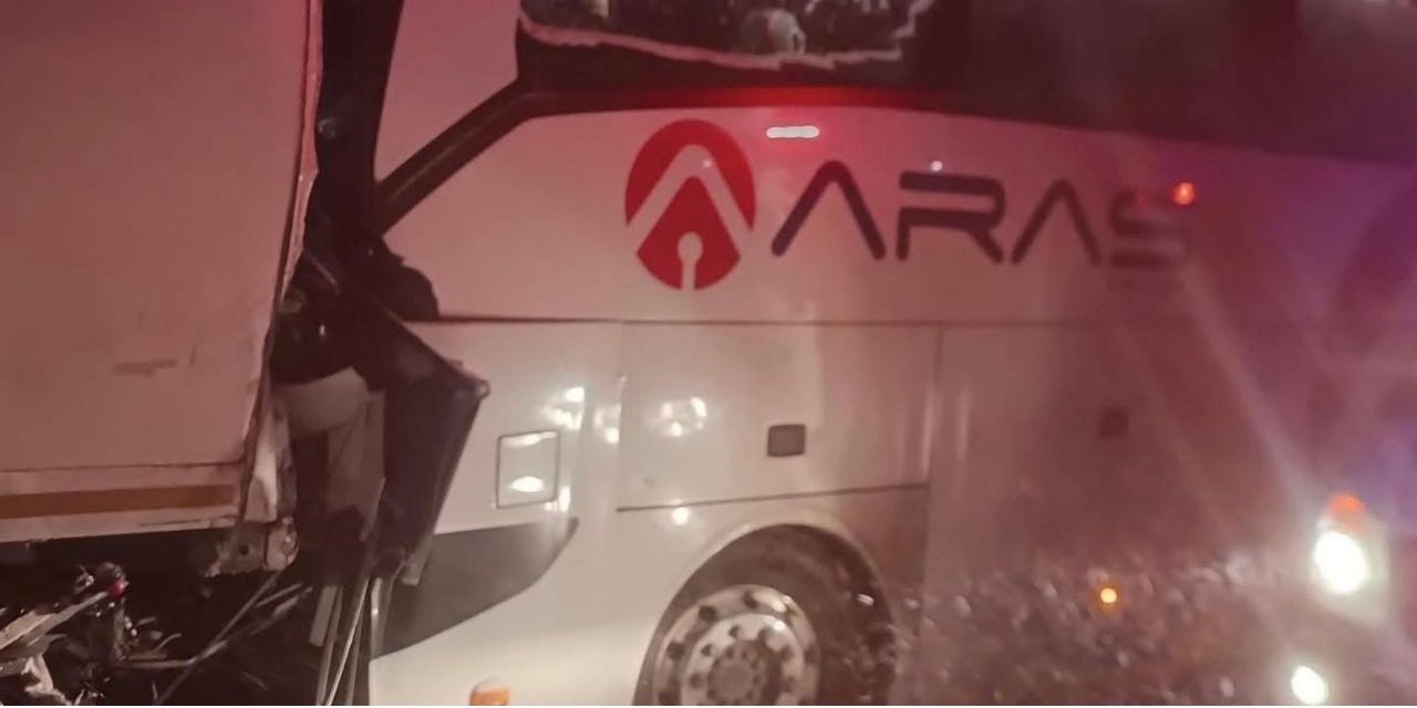 Sivas'ta yolcu otobüsü kaza yaptı: 1 ölü 13 yaralı
