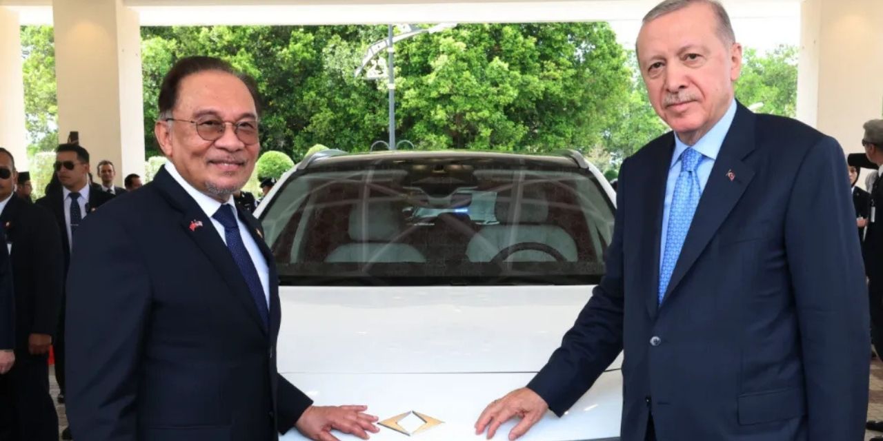 Erdoğan, TOGG hediye etti: Sürücü koltuğu yanlış tarafta