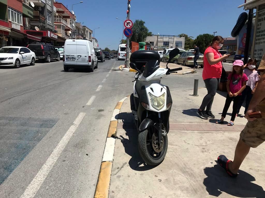 İzmir’de motosikletini kaldırıma park eden zabıta kendine ceza kesti