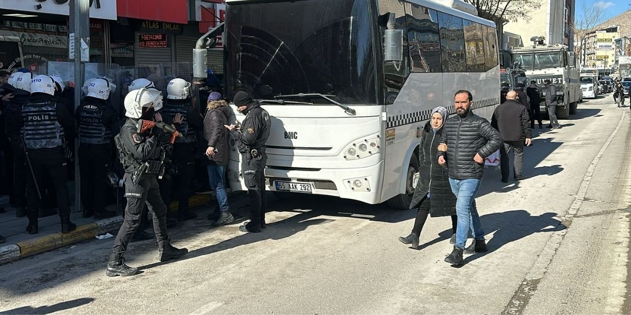 Van'da gözaltına alınan gazetecilerden ikisi savcılığa sevk edildi