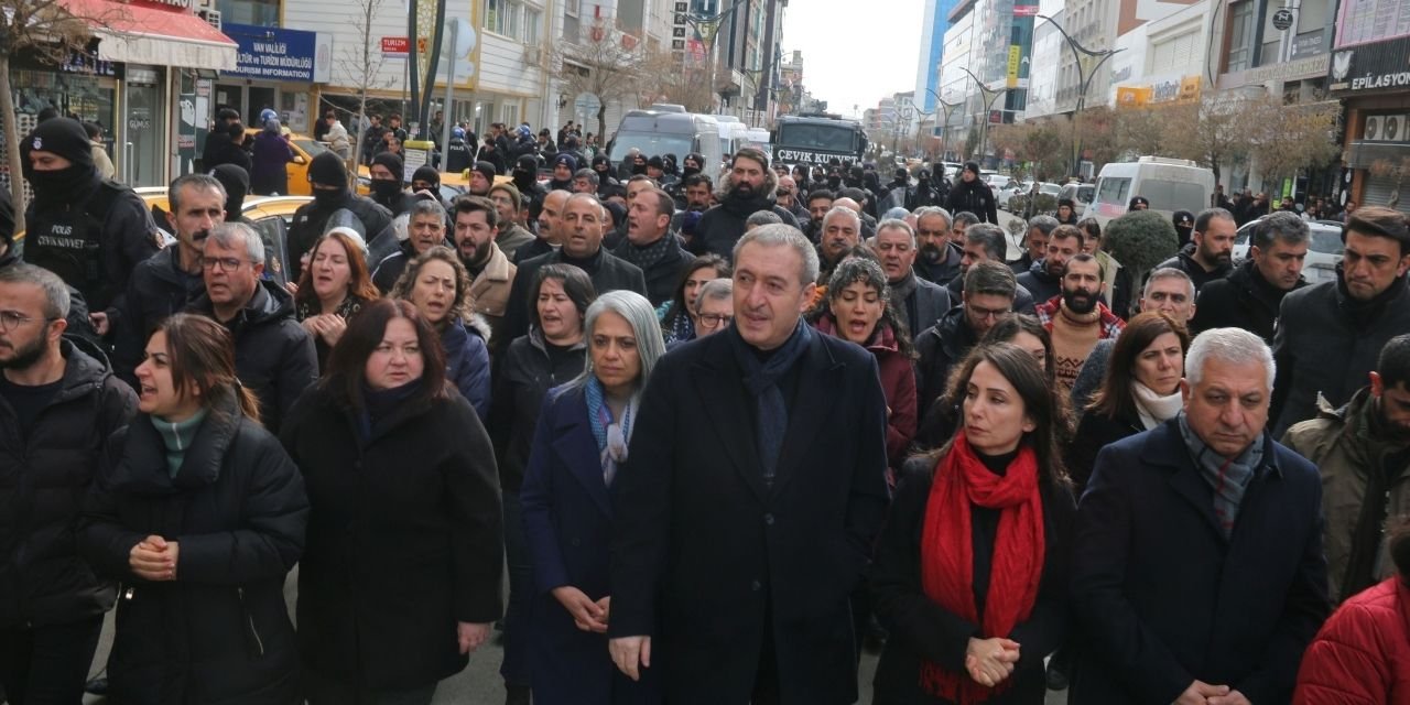 DEM Parti heyeti Van'da: "Karar verin; müzakere mi, Kürt düşmanlığı mı?"