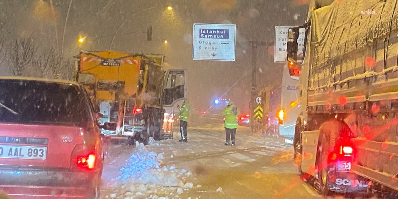 Ankara’da kar yağışı: Araçlar yolda kaldı, Mansur Yavaş'tan açıklama
