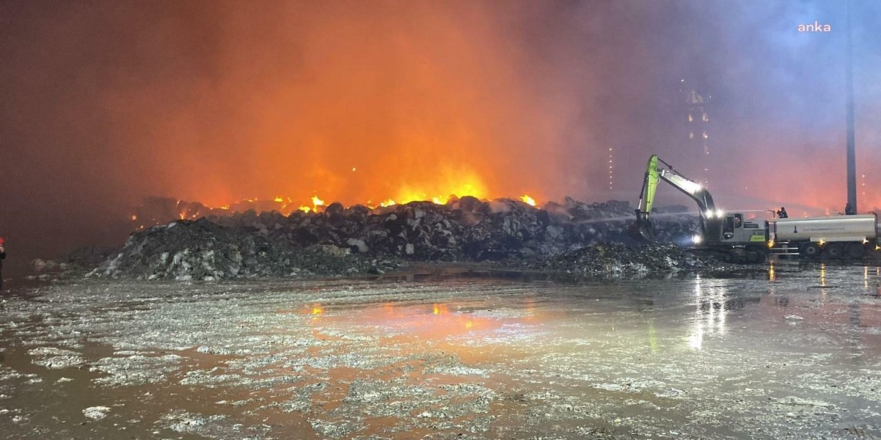 Aydın'da kağıt fabrikasında çıkan yangın 11'inci saati geride bıraktı