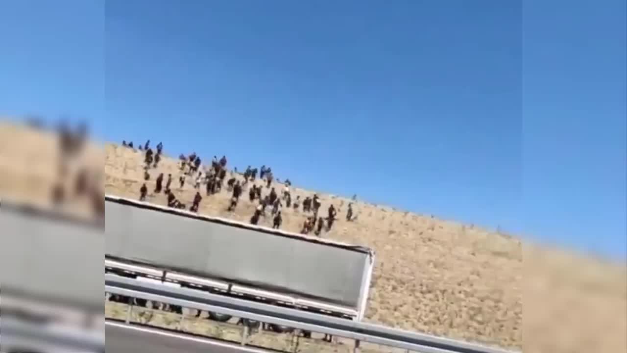 Niğde-Ankara yolunda TIR'dan inen çok sayıda kişi araziye doğru yürüdü
