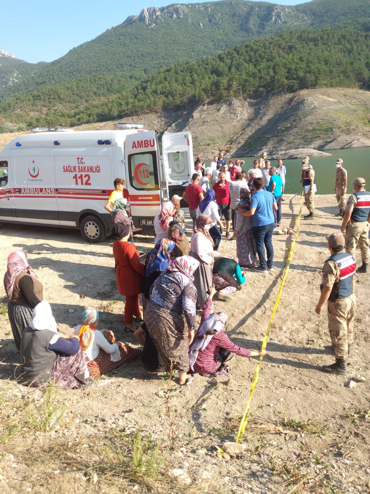 Baraja düşen çocuğu kurtarmak için göle giren 5 kişi boğuldu