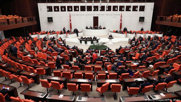 Torba yasa Meclis'ten geçti, hükümetin OHAL yetkileri uzatıldı