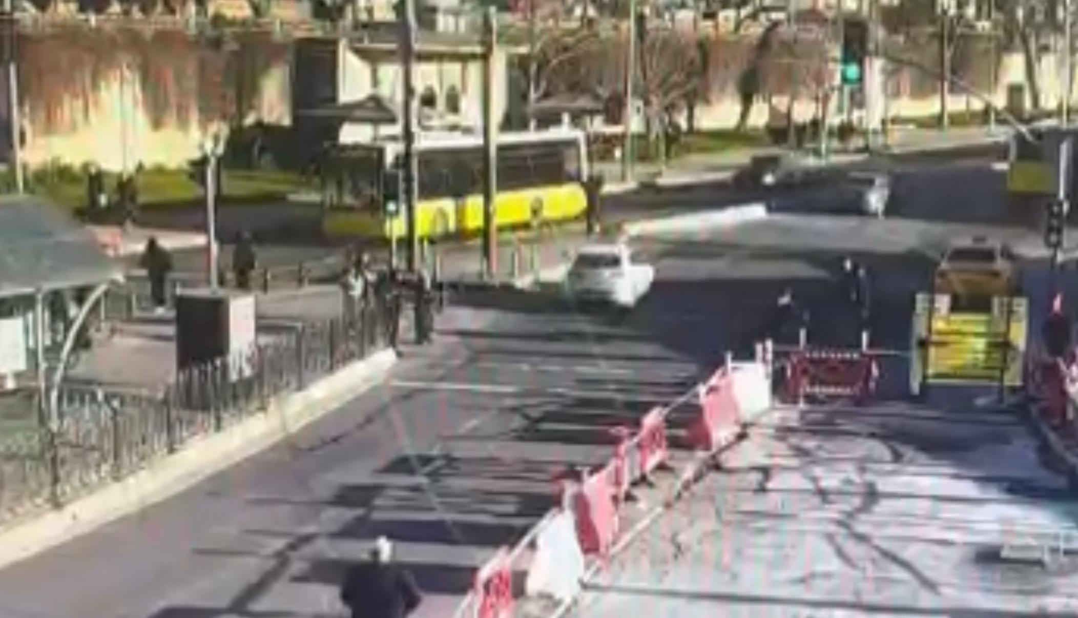 Kabataş sahilde, ışıklarda yayaya araba çarptı