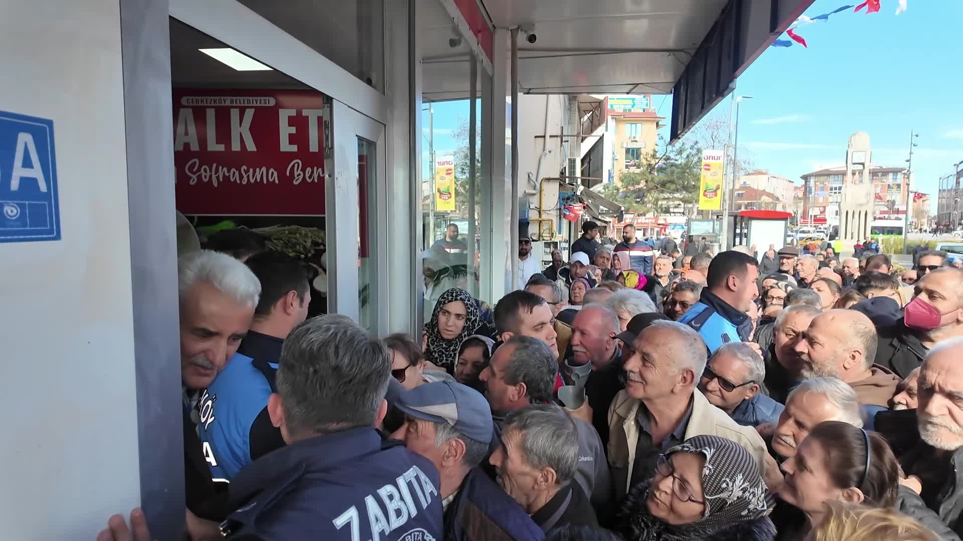 Çerkezköy'de ucuz et ve kıyma izdihamı