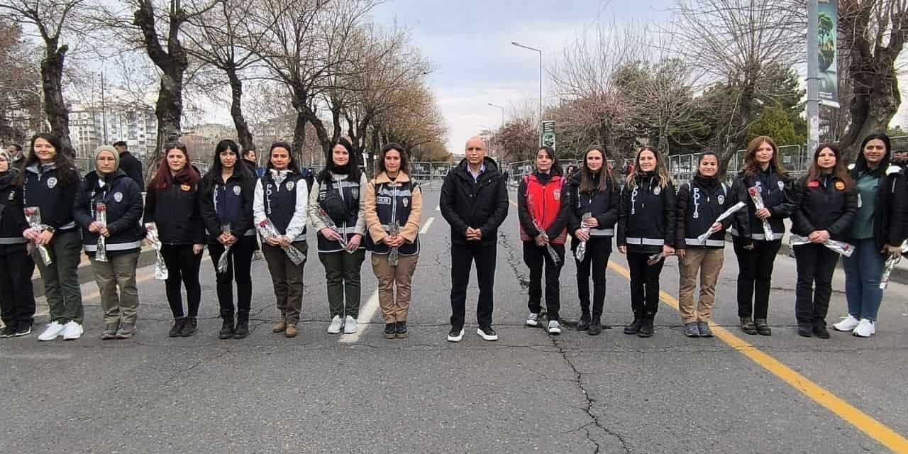 Diyarbakır Emniyet Müdürü'nden DEM Parti'nin 8 Mart mitingine katılan kadınlara karanfil