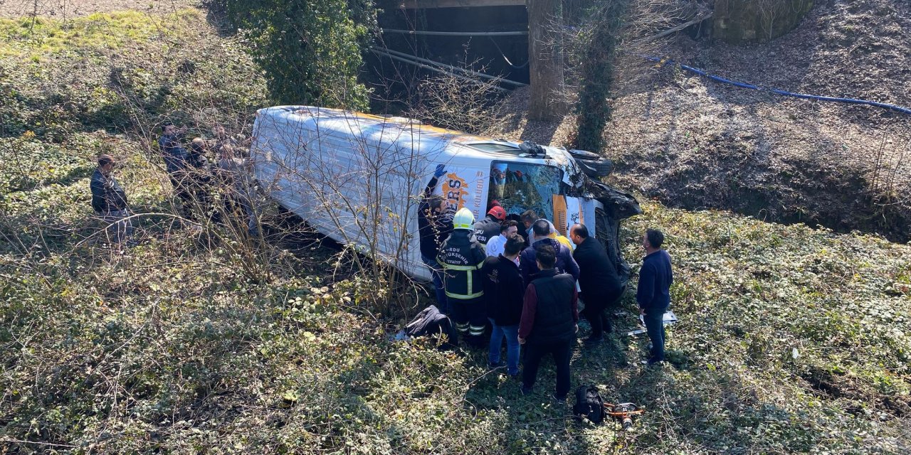 Çocuk sporcuları taşıyan minibüs kaza yaptı, 7 kişi yaralandı