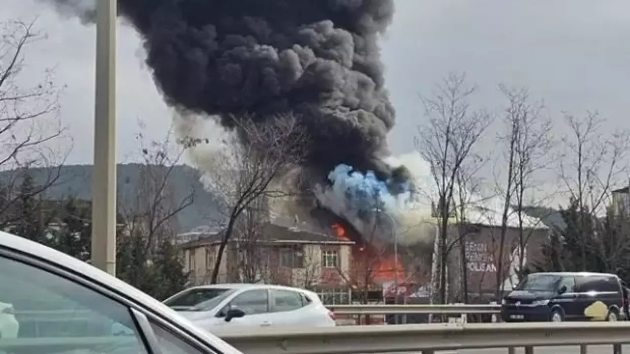 Sultanbeyli'de bir iş yerinde yangın çıktı: Ekipler müdahale ediyor