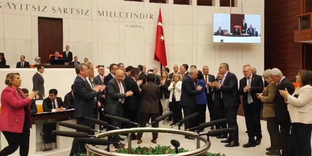 İmamoğlu'nun diplomasının iptalinin ardından Ankara'da sıcak saatler: CHP MYK üyeleri, Genel Merkez'e gidiyor