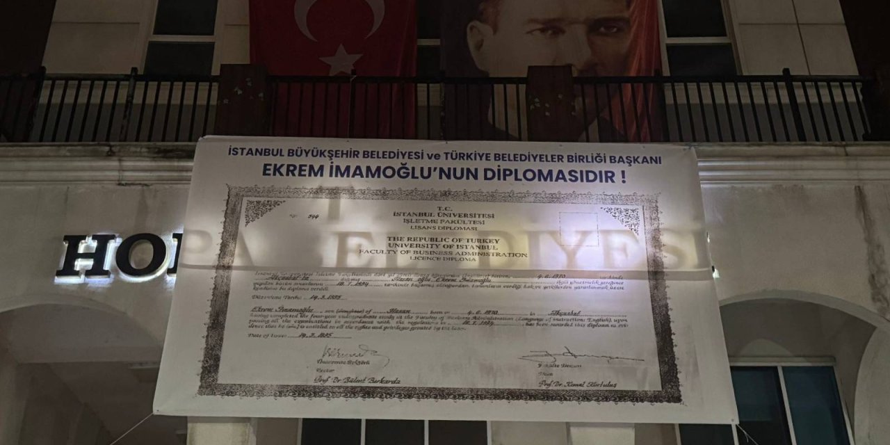 Ekrem İmamoğlu'nun diploması Hopa Belediyesi binasına asıldı
