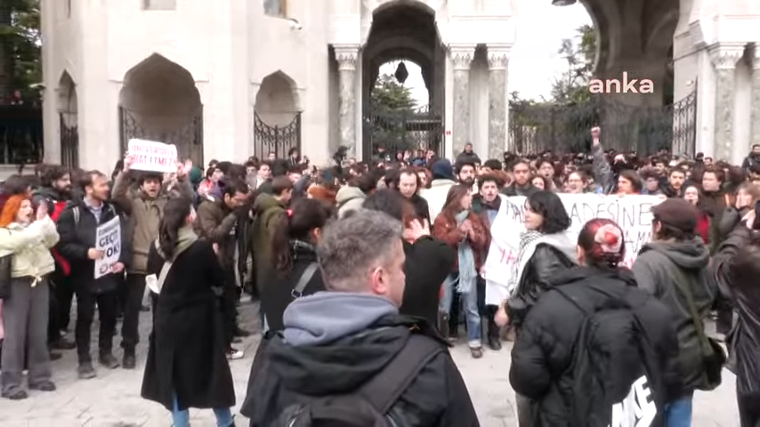 İstanbul Üniversitesi'nde öğrenciler diploma iptalini ve gözaltı kararını protesto ediyor