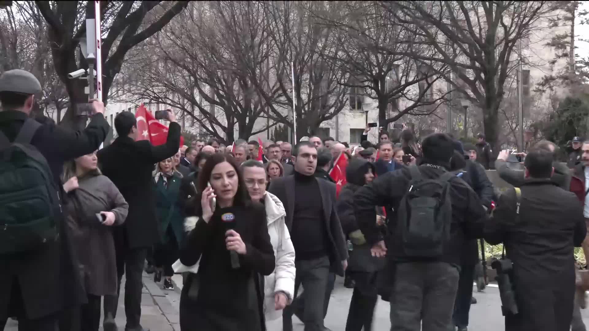 CHP’li milletvekilleri TBMM’den CHP Genel Merkezi’ne yürüdü
