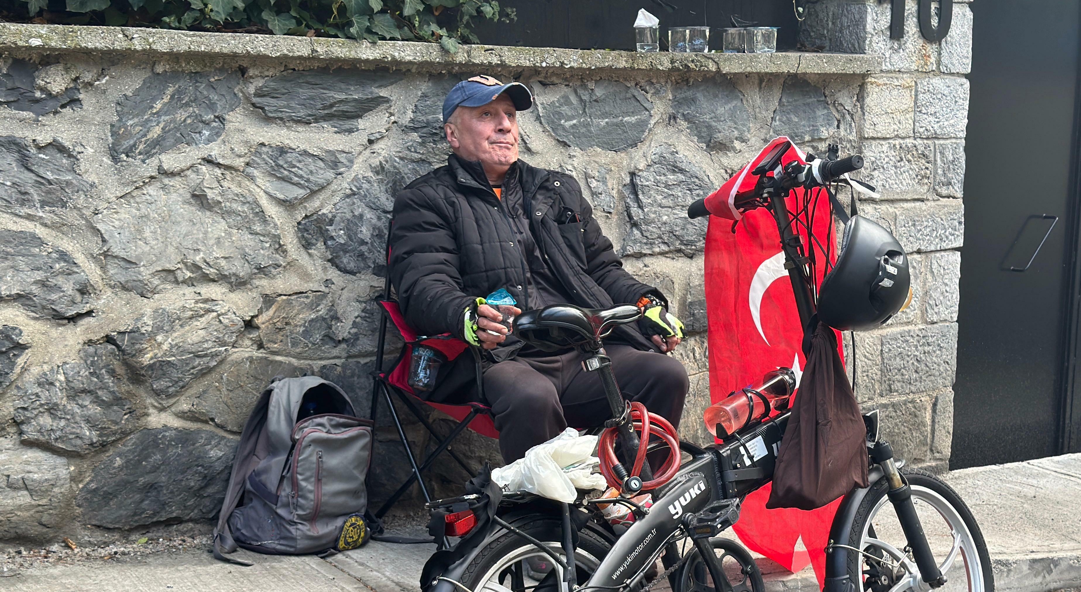 Emekli vatandaş İmamoğlu'nun evinin önünde nöbet tutuyor: Oyumun peşindeyim