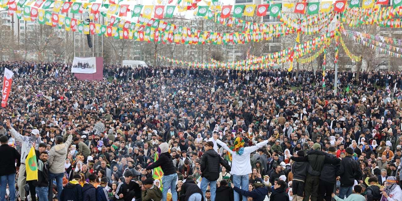 Diyarbakır Newroz kutluyor: Öcalan'ın posteri var, mesajı yok