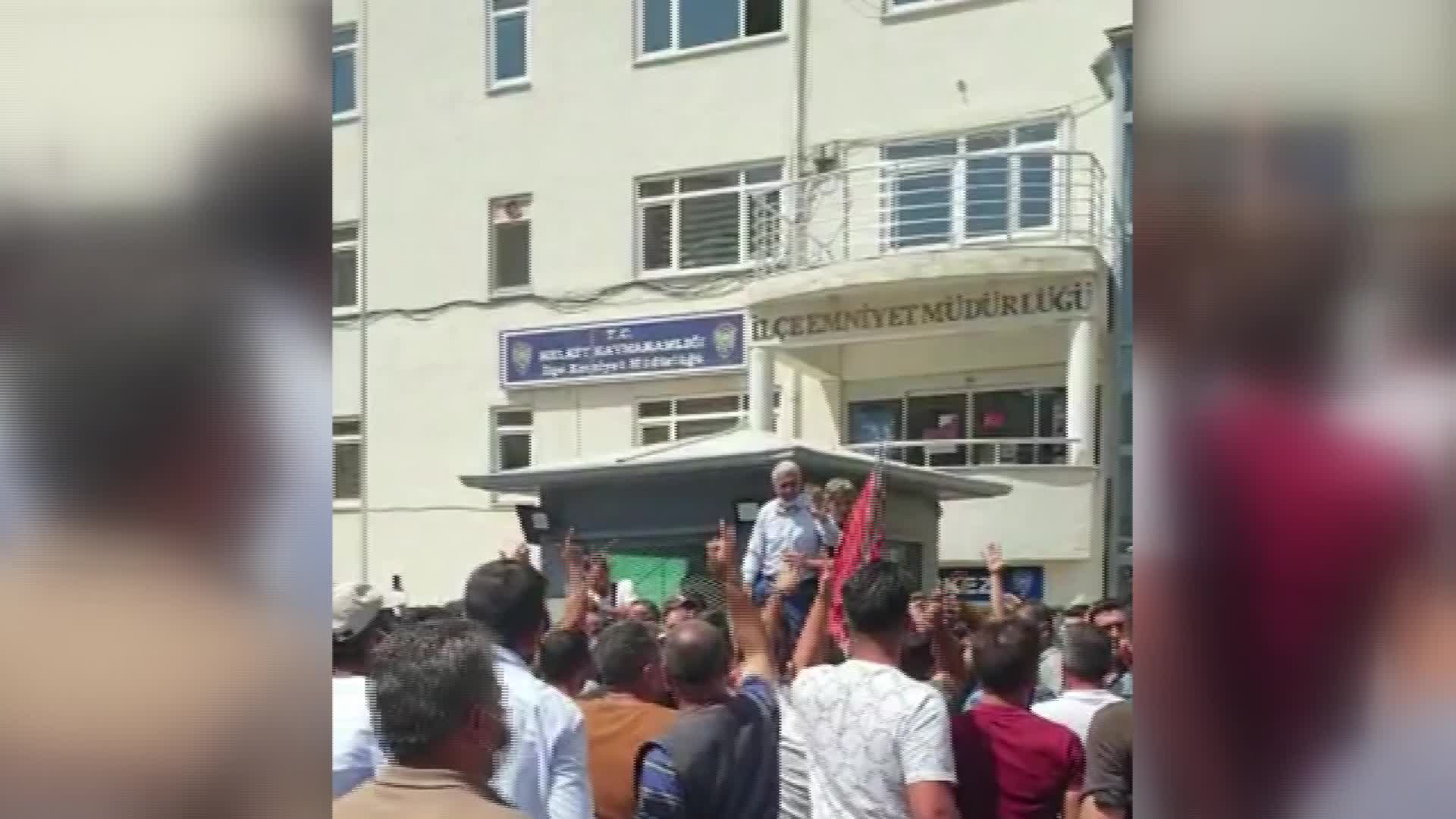 Gümüşhane'de polisin "Dur ihtarına uymadı" diye bir kişiyi vurması protesto edildi